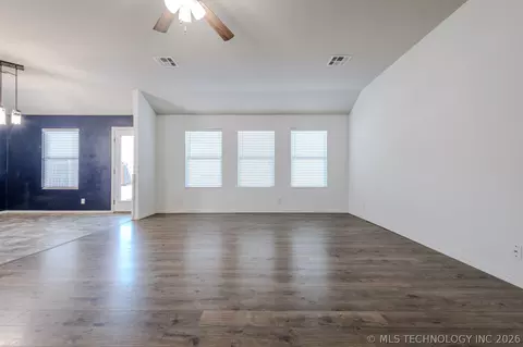 Living - 5811 E 146th Pl S, Bixby, OK 74008 photo 2 of 4