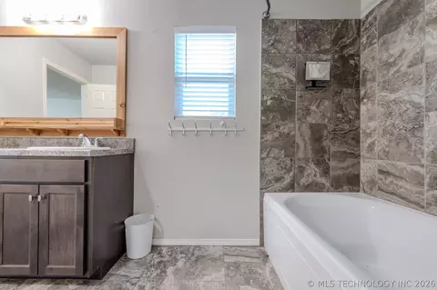 Bath - 5811 E 146th Pl S, Bixby, OK 74008 photo 7 of 10