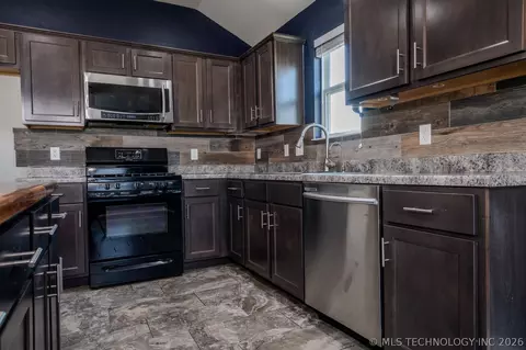 Kitchen - 5811 E 146th Pl S, Bixby, OK 74008 photo 2 of 5
