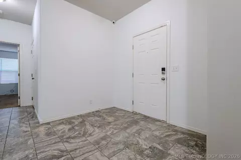 Entry Way - 5811 E 146th Pl S, Bixby, OK 74008 photo 3 of 4