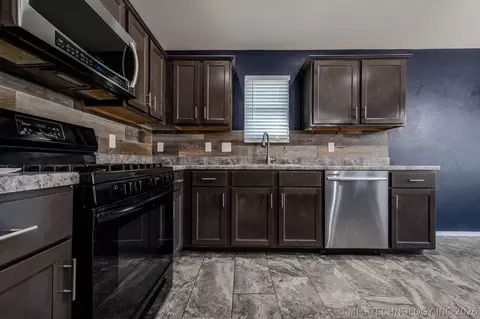 Kitchen - 5811 E 146th Pl S, Bixby, OK 74008 photo 4 of 5
