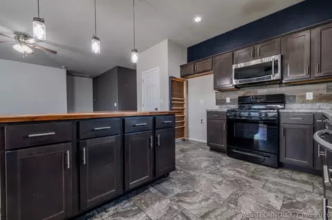 Kitchen - 5811 E 146th Pl S, Bixby, OK 74008 photo 3 of 5