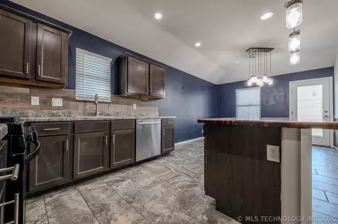 Kitchen - 5811 E 146th Pl S, Bixby, OK 74008 photo 5 of 5
