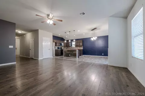 Living - 5811 E 146th Pl S, Bixby, OK 74008 photo 4 of 4