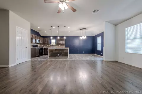 Living - 5811 E 146th Pl S, Bixby, OK 74008 photo 3 of 4
