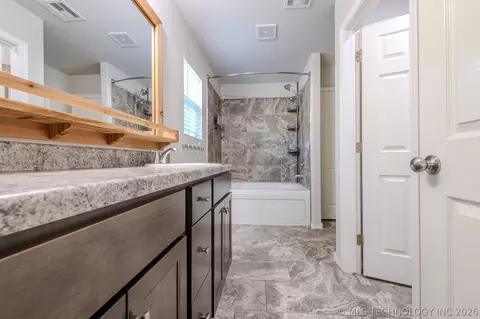 Bath - 5811 E 146th Pl S, Bixby, OK 74008 photo 5 of 10