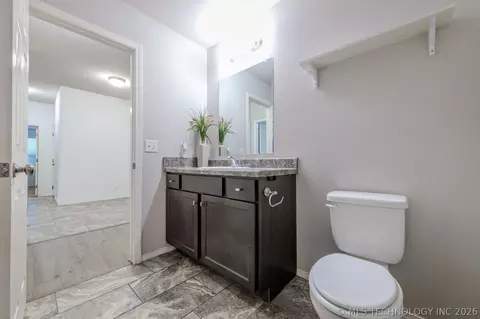 Bath - 5811 E 146th Pl S, Bixby, OK 74008 photo 3 of 10