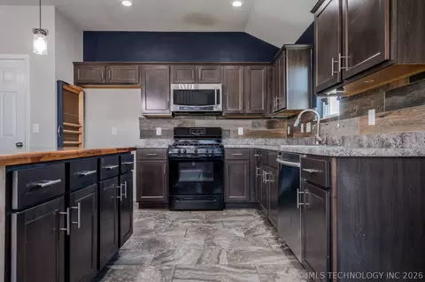 Kitchen - 5811 E 146th Pl S, Bixby, OK 74008 photo 1 of 5