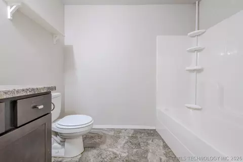 Bath - 5811 E 146th Pl S, Bixby, OK 74008 photo 2 of 10