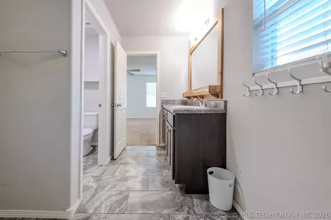 Bath - 5811 E 146th Pl S, Bixby, OK 74008 photo 6 of 10