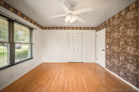 Bedroom - 1703 E Comanche Ave, Mcalester, OK 74501 photo 4 of 5