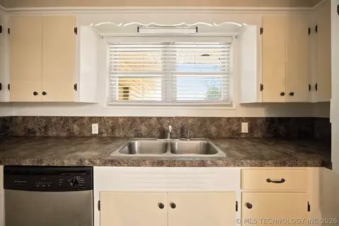 Kitchen - 1703 E Comanche Ave, Mcalester, OK 74501 photo 2 of 5