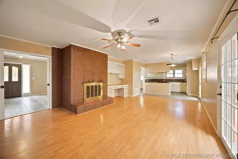Living - 1703 E Comanche Ave, Mcalester, OK 74501 photo 5 of 9