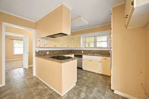 Kitchen - 1703 E Comanche Ave, Mcalester, OK 74501 photo 5 of 5