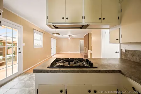 Kitchen - 1703 E Comanche Ave, Mcalester, OK 74501 photo 4 of 5