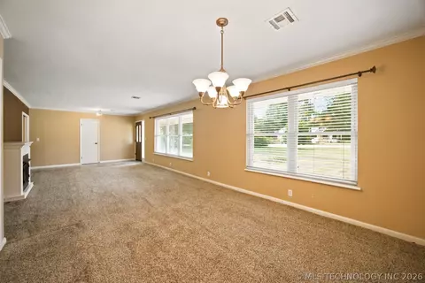 Living - 1703 E Comanche Ave, Mcalester, OK 74501 photo 4 of 9