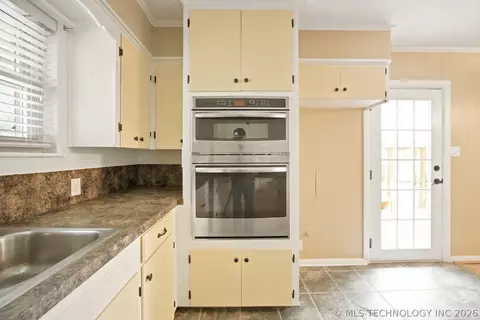 Kitchen - 1703 E Comanche Ave, Mcalester, OK 74501 photo 3 of 5