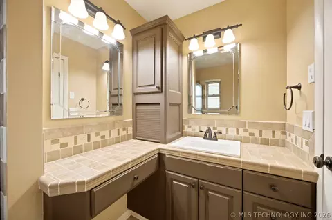 Bath - 1703 E Comanche Ave, Mcalester, OK 74501 photo 3 of 6