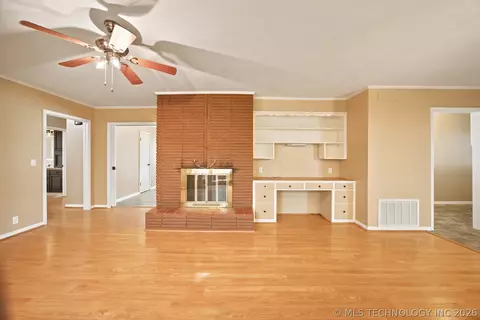 Living - 1703 E Comanche Ave, Mcalester, OK 74501 photo 8 of 9