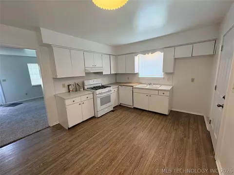 Kitchen - 1925 E 51st Pl, Tulsa, OK 74105 photo 2 of 5