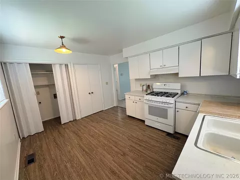 Kitchen - 1925 E 51st Pl, Tulsa, OK 74105 photo 1 of 5