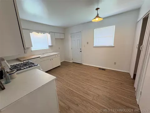 Kitchen - 1925 E 51st Pl, Tulsa, OK 74105 photo 3 of 5