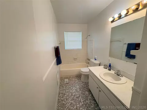 Bath - 1925 E 51st Pl, Tulsa, OK 74105 photo 2 of 2