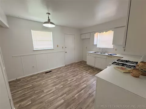 Kitchen - 1925 E 51st Pl, Tulsa, OK 74105 photo 4 of 5