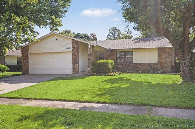 1915 N Eucalyptus Ct, Broken Arrow, OK 74012