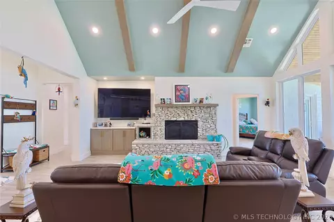 Living - 419535 E 1200 Rd, Eufaula, OK 74432 photo 5 of 6
