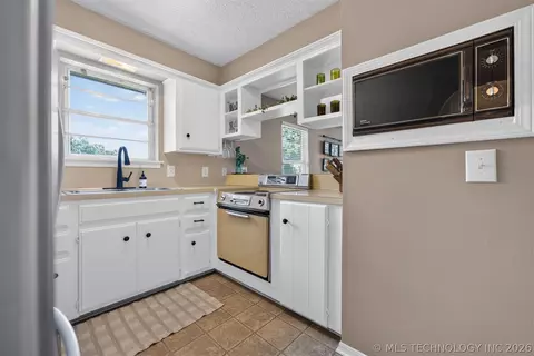 Kitchen - 33800 E 750 Road 3a, Wagoner, OK 74467 photo 3 of 4