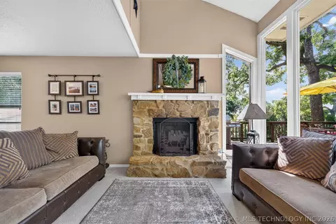 Living - 33800 E 750 Road 3a, Wagoner, OK 74467 photo 5 of 6