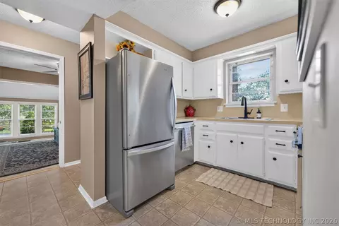 Kitchen - 33800 E 750 Road 3a, Wagoner, OK 74467 photo 2 of 4