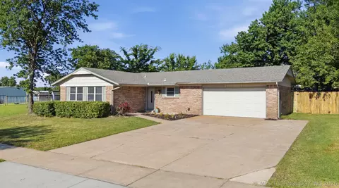 1404 N Cedar St, Owasso, OK 74055