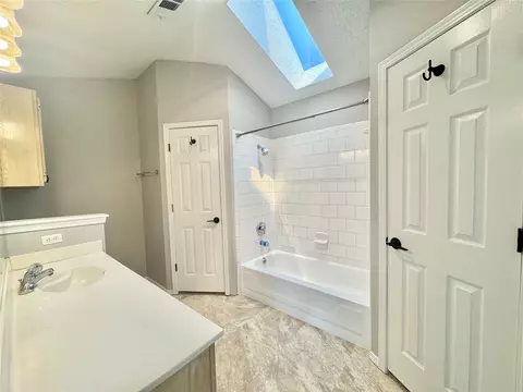 Bath - 9216 E 97th Pl, Tulsa, OK 74133 photo 2 of 4