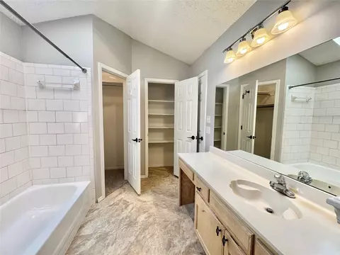 Bath - 9216 E 97th Pl, Tulsa, OK 74133 photo 3 of 4