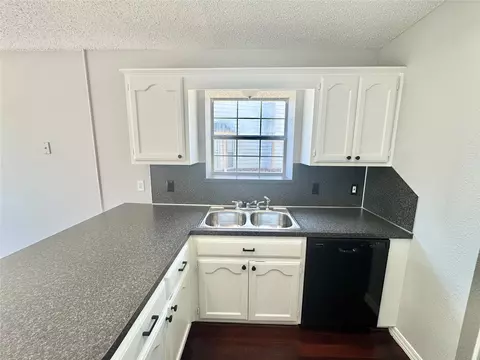 Kitchen - 9216 E 97th Pl, Tulsa, OK 74133 photo 2 of 4
