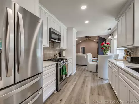 Kitchen - 4204 E 85th St, Tulsa, OK 74137 photo 8 of 10
