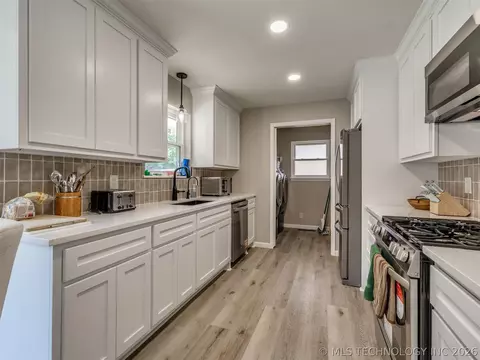 Kitchen - 4204 E 85th St, Tulsa, OK 74137 photo 2 of 10