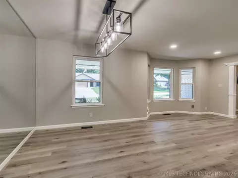 Dining - 4204 E 85th St, Tulsa, OK 74137 photo 1 of 4