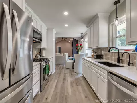 Kitchen - 4204 E 85th St, Tulsa, OK 74137 photo 7 of 10