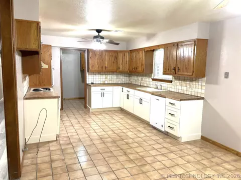 Kitchen - 415641 E 1094, Eufaula, OK 74426 photo 1 of 5