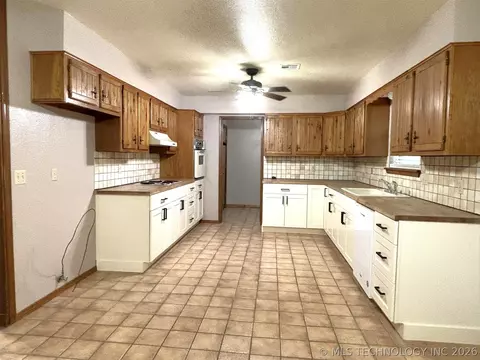 Kitchen - 415641 E 1094, Eufaula, OK 74426 photo 3 of 5