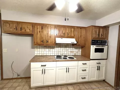 Kitchen - 415641 E 1094, Eufaula, OK 74426 photo 4 of 5