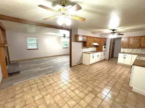 Kitchen - 415641 E 1094, Eufaula, OK 74426 photo 2 of 5