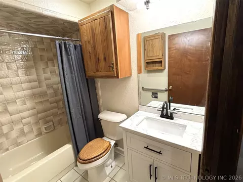 Bath - 415641 E 1094, Eufaula, OK 74426 photo 2 of 5