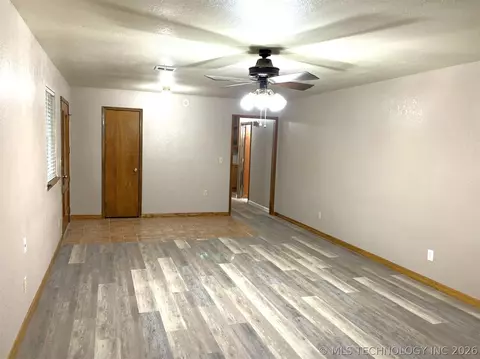 Living - 415641 E 1094, Eufaula, OK 74426 photo 2 of 4