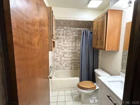 Bath - 415641 E 1094, Eufaula, OK 74426 photo 1 of 5