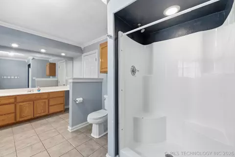 Bath - 13685 E Crestview Dr, Claremore, OK 74019 photo 1 of 3