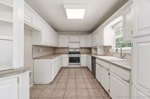 Kitchen - 13685 E Crestview Dr, Claremore, OK 74019 photo 1 of 3